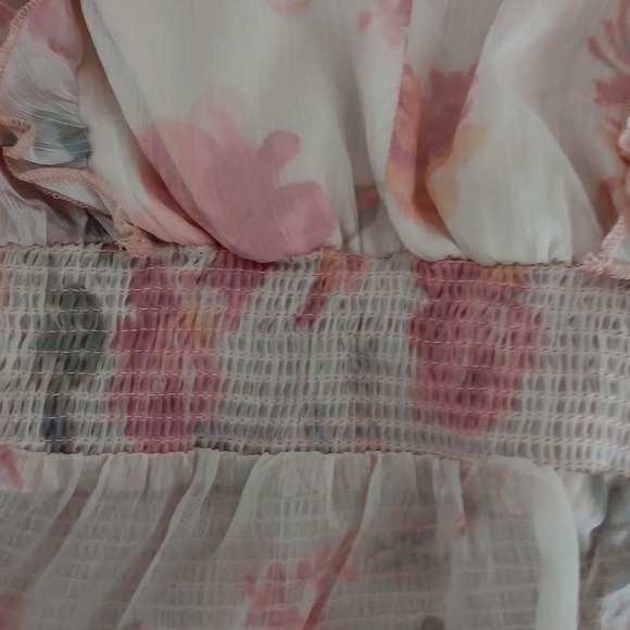 ⚘ Adorable Floral top ⚘ - Picture 3 of 5